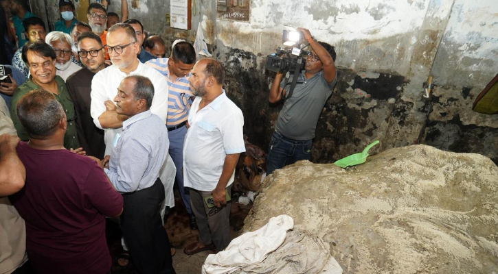 বেঁধে দেওয়া দামেই বিক্রি হচ্ছে কোরবানির পশুর চামড়া, দাবি বাণিজ্য উপদেষ্টার
