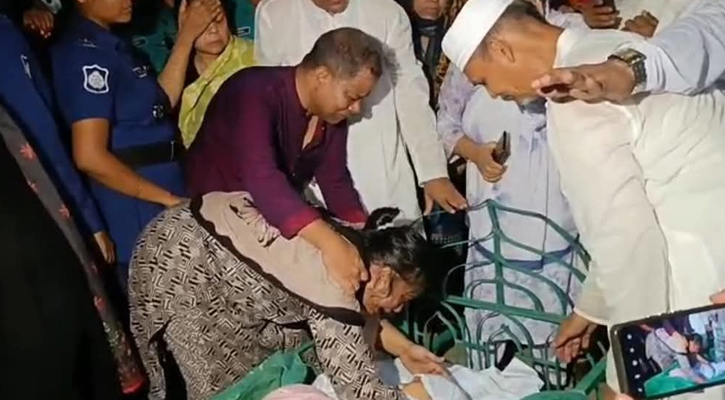 প্যারোলে মুক্তি পেয়ে মাকে শেষ বিদায় দিলেন ফারজানা রূপা