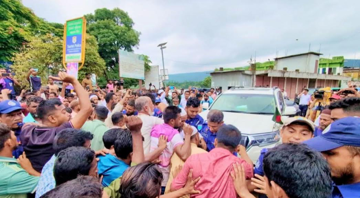 জাফলংয়ে দুই উপদেষ্টার গাড়িবহর আটকে বিক্ষোভ, ১৫৯ জনের নামে মামলা