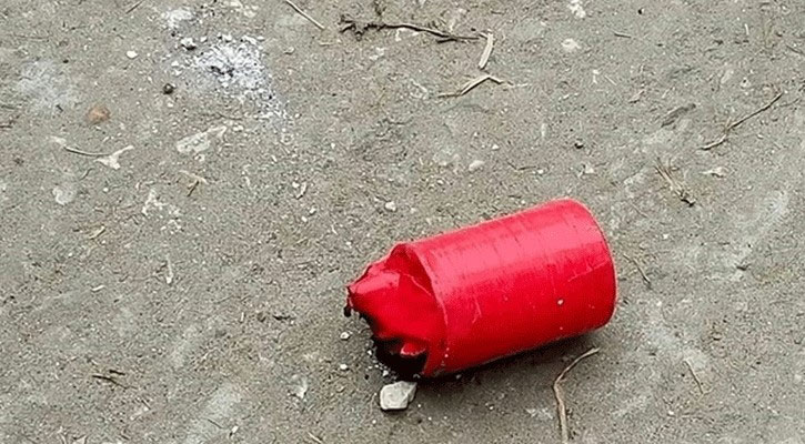 শেখ হাসিনার মামলার শুনানির দিনে ট্রাইব্যুনালের সামনে ককটেল বিস্ফোরণ