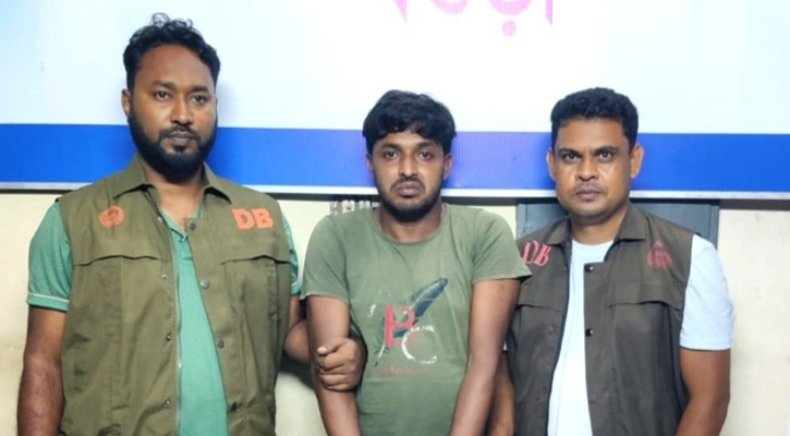 পুলিশকে ছুরিকাঘাত করে পালিয়ে যাওয়া সেই সাজাপ্রাপ্ত আসামি গ্রেপ্তার