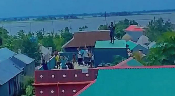 ভবনের ছাদে দাঁড়িয়ে দুইপক্ষের সংঘর্ষ, ভিডিও ভাইরাল