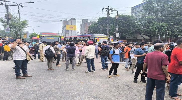 নতুন বাজার সড়ক অবরোধ ইউআইইউ শিক্ষার্থীদের