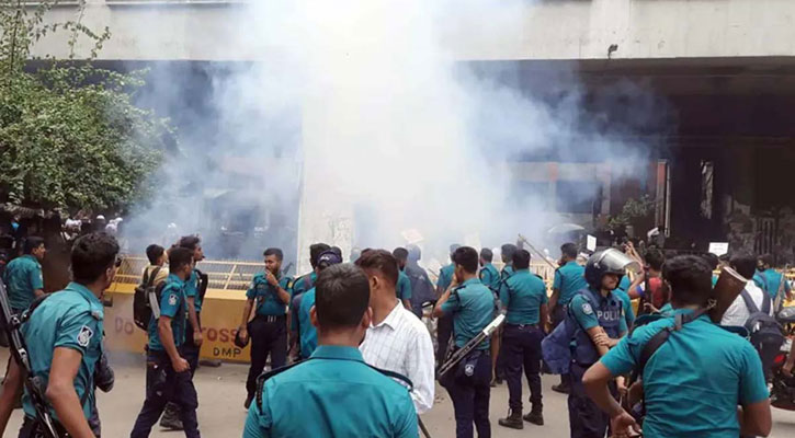 প্রেস ক্লাবের সামনে আন্দোলনকারীদের ওপর জলকামান-সাউন্ড গ্রেনেড নিক্ষেপ