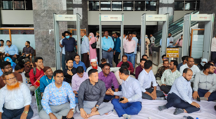 এনবিআর চেয়ারম্যানের পদত্যাগের দাবিতে চলছে অবস্থান কর্মসূচি