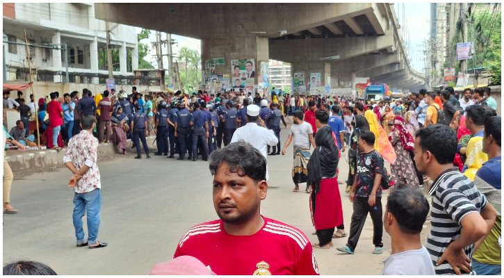 গাজীপুরে ঢাকা-টাঙ্গাইল মহাসড়ক অবরোধ করে শ্রমিকদের বিক্ষোভ