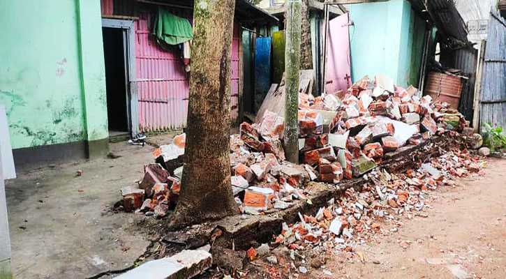 দেয়াল ধসে কিশোরের মৃত্যু 