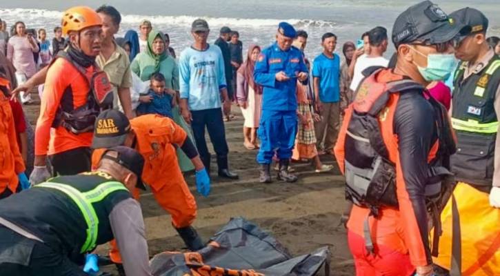 ইন্দোনেশিয়ায় ফেরি ডুবে ৪ জনের প্রাণহানি, নিখোঁজ ৩০