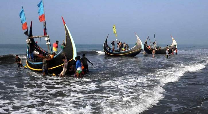 সব সমুদ্রবন্দরে তিন নম্বর সংকেত