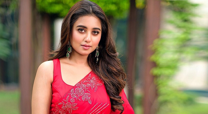 শুটিংয়ে অসুস্থ, কেমন আছেন স্বস্তিকা?