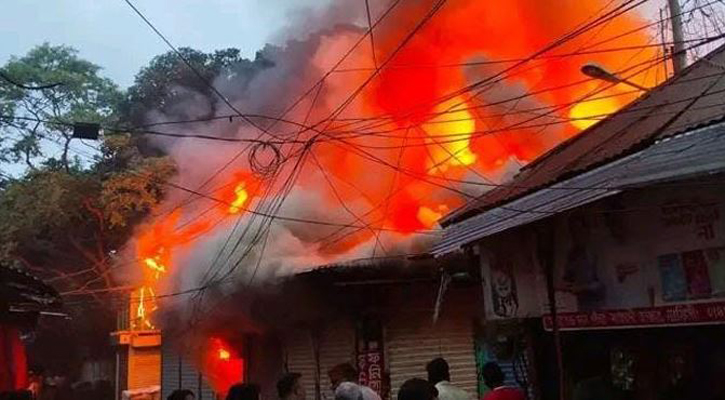 মাধবদী বাজারে ভয়াবহ অগ্নিকাণ্ড, পুড়ল ৪২ দোকান