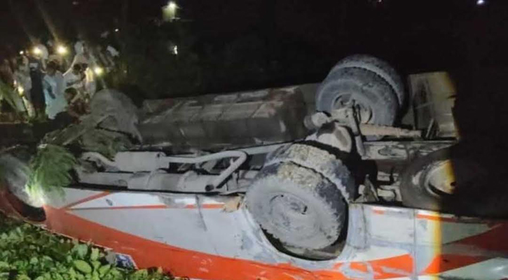চকরিয়ায় বাস খাদে পড়ে দুজন নিহত 