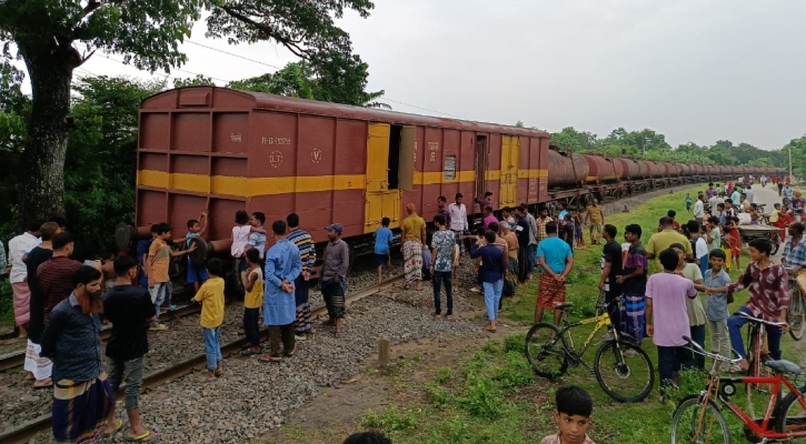 ট্রেনের লাইনচ্যুত বগি উদ্ধার,খুলনার সঙ্গে রেল যোগাযোগ স্বাভাবিক