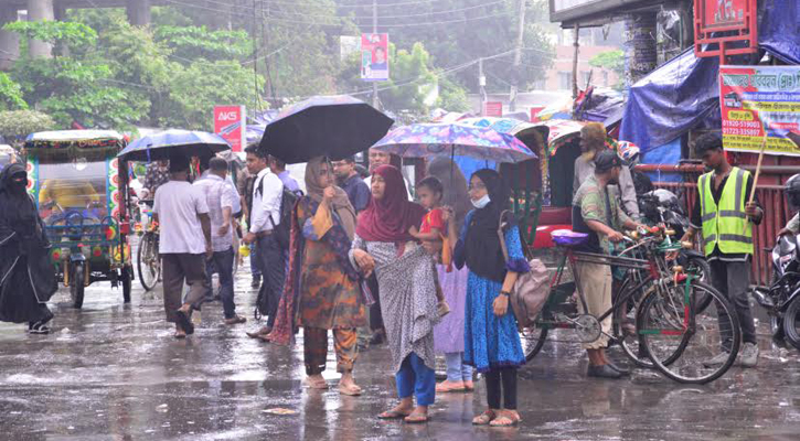 বৃষ্টিতে রাজধানীবাসীর ভোগান্তি