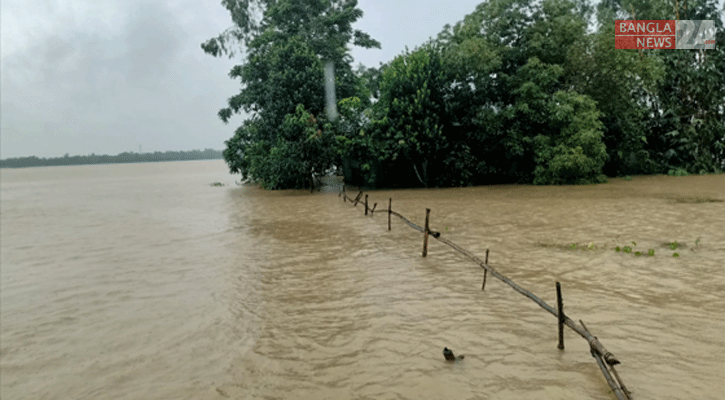 ফেনীতে বাঁধ ভেঙে প্লাবিত হচ্ছে নতুন এলাকা, সড়ক যোগাযোগ ব্যাহত