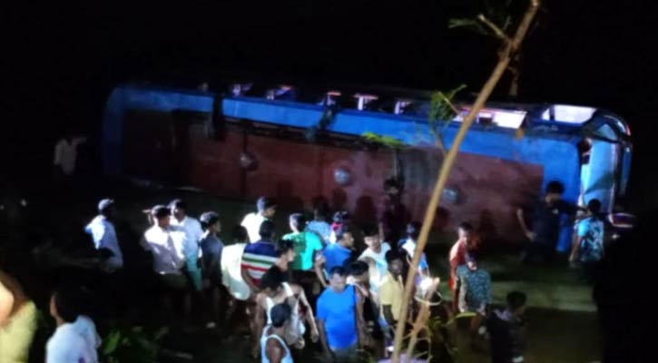 পীরগাছায় বাস পুকুরে পড়ে নিহত ২, আহত ২০