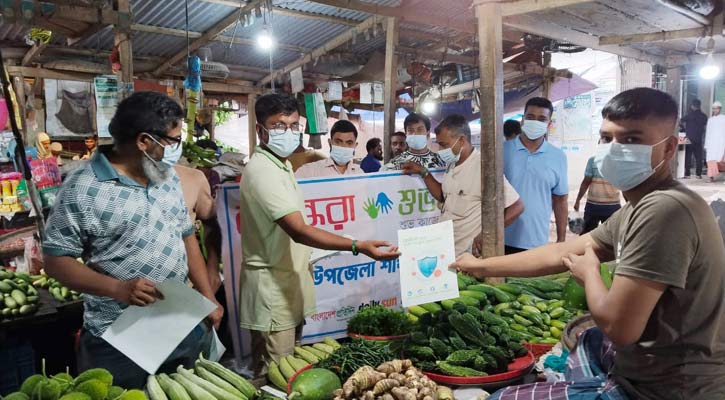 শিবচরে বসুন্ধরা শুভসংঘের উদ্যোগে করোনা সচেতনতায় মাস্ক বিতরণ