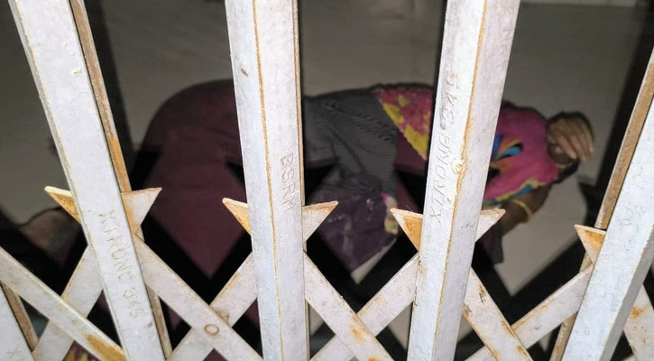 ঋণের টাকা শোধ না করায় অসুস্থ নারীকে তালাবদ্ধ রাখার অভিযোগ