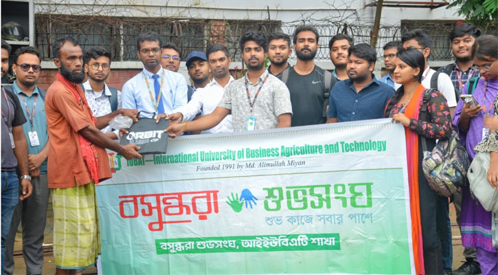 বসুন্ধরা শুভসংঘের রেইনকোট পেয়ে কৃতজ্ঞ ষাটোর্ধ্ব রিকশাচালকরা 