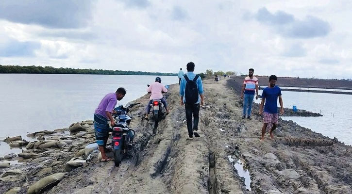 বৃষ্টি হলে চলে না কোনো গাড়ি, হেঁটে যেতে হয় গন্তব্যে