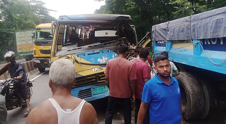 ট্রাকের পেছনে বাসের ধাক্কা,  এক যাত্রীর মৃত্যু