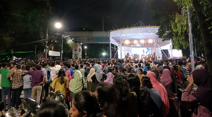 ঢাকা বিশ্ববিদ্যালয়ে রাতব্যাপী কনসার্ট: স্লোগান ধরলেন আসিফ মাহমুদ