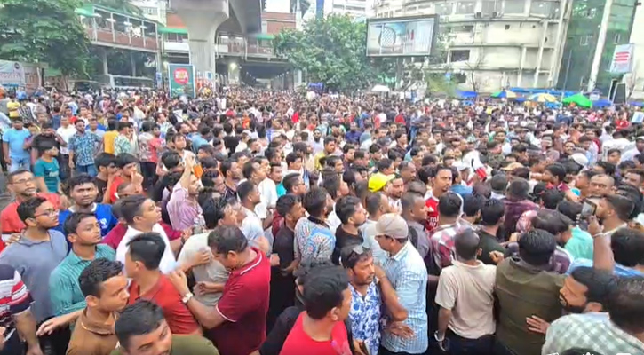 স্বেচ্ছাসেবক দলের শাহবাগ মোড় অবরোধ