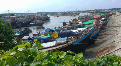 চাক্তাই খালের ঘাটে এখনও নৌকা ভিড়ে