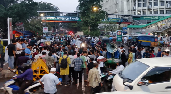 এনসিপির বহরে ছাত্রলীগের হামলার প্রতিবাদে শাহবাগ অবরোধ
