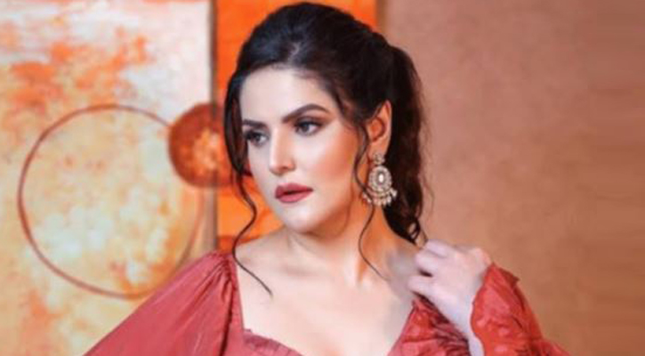 প্রয়োজন ছাড়াই পরতে হত অদ্ভুত পোশাক, খেতে হত চুমু: জারিন