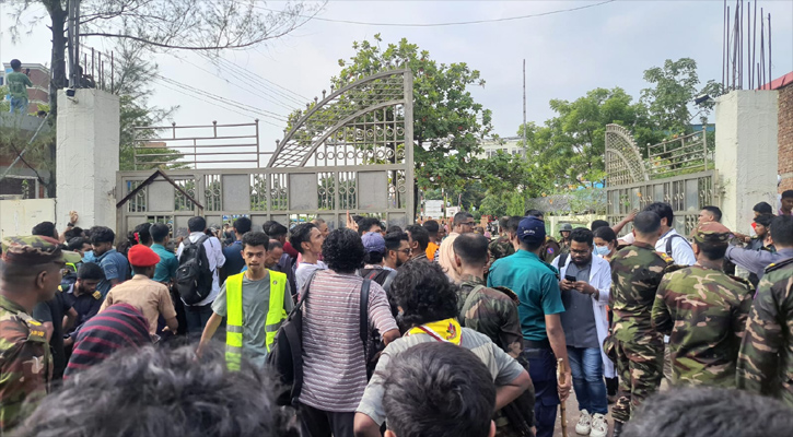 ‘হঠাৎ শব্দ হলো, দেখি বিমান বিধ্বস্ত হয়ে দোতলা ভবনের পাশে পড়ে আছে’