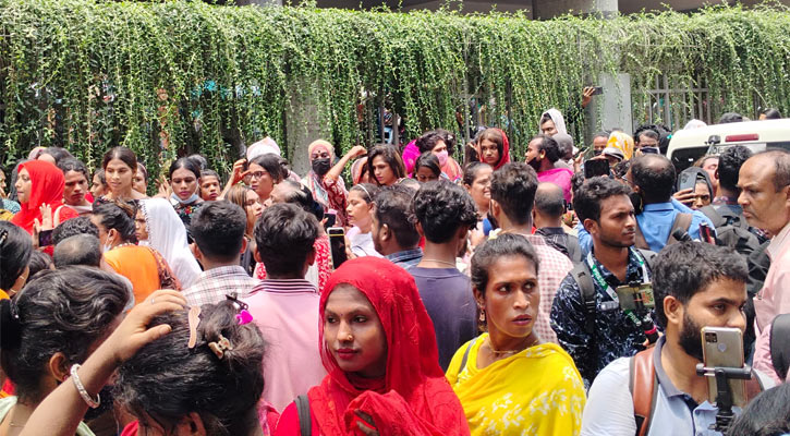 বিমান বিধ্বস্ত: আহতদের রক্ত দিতে ছুটে এলেন হিজড়ারাও