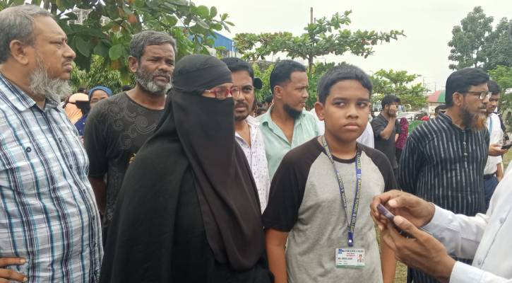 ‘দুয়েক পা এগোতেই দেখি বিমানটা ক্লাসের ভেতরে ঢুকে গেল’