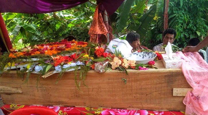 অশ্রুজলে উক্য চিং মারমার দাহক্রিয়া সম্পন্ন