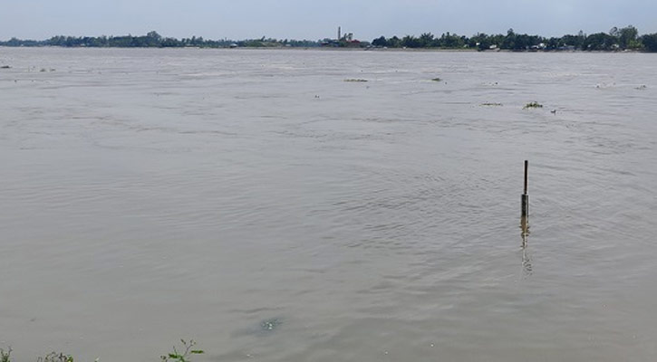 আত্রাই নদীতে নৌকা ডুবিতে যুবক নিখোঁজ