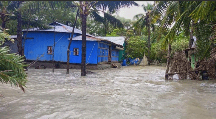 হাতিয়ায় বাঁধ ভেঙে নিম্নাঞ্চলে পানি, জনজীবন বিপর্যস্ত 