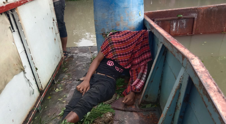 বাউফলে ব্রিজের সঙ্গে কার্গোর ধাক্কা, শ্রমিকের মাথা বিচ্ছিন্ন