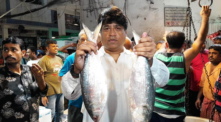 পূজায় ইলিশ চাইল ভারত