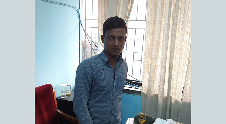 কনটেইনার পাচারের চেষ্টায় জেটি সরকার আটক