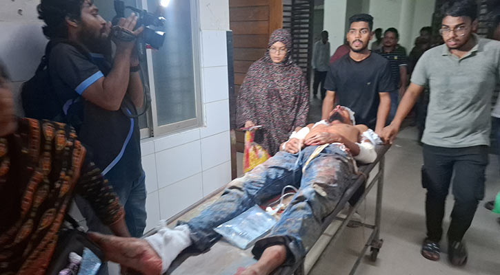 বাড়িতে হামলা করে যুবককে হত্যা, ভাই-বোনকে কুপিয়ে জখম