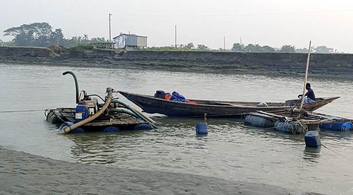 রায়পুরে মেঘনায় অবাধে বালু উত্তোলন, হুমকিতে তীরবর্তী এলাকা