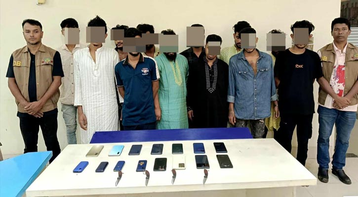 বাসে জটলা সৃষ্টি করে মোবাইল ছিনতাই চক্রের ১২ সদস্য গ্রেপ্তার 