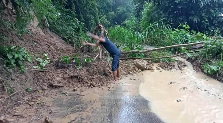 বাঘাইছড়িতে পাহাড় ধসে সড়ক যোগাযোগ সাময়িক বন্ধ