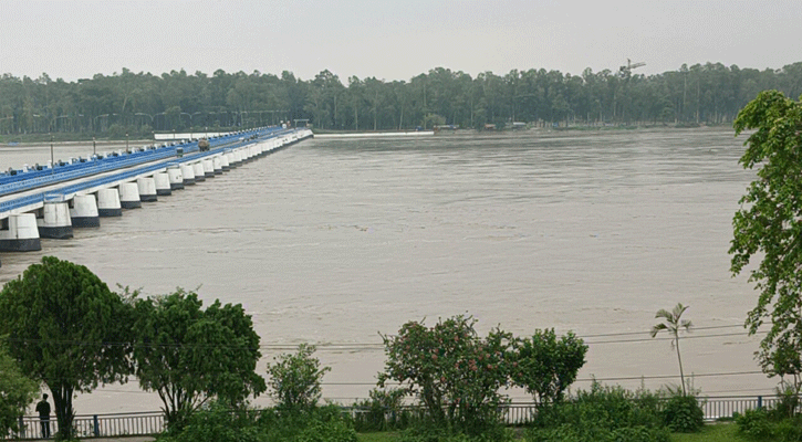 বিপৎসীমার ওপরে তিস্তার পানি, ফের বন্যার কবলে লালমনিরহাট 