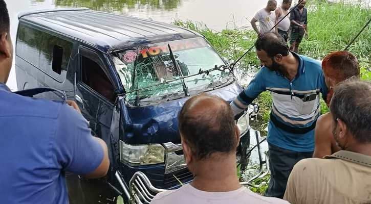 নোয়াখালীতে মাইক্রোবাস খালে, নিহত ৭ 
