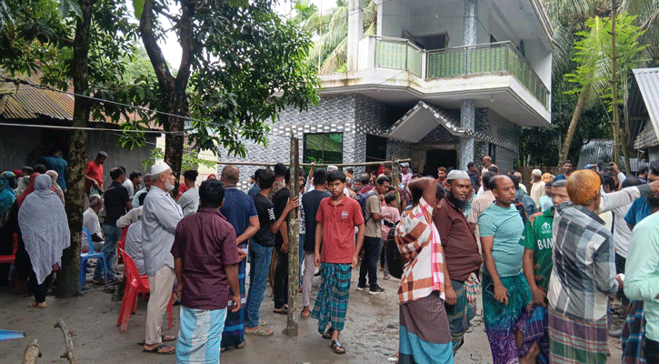 ঘুম ঘুম চোখে গাড়ি চালাচ্ছিলেন চালক, শেষ একটি পরিবার