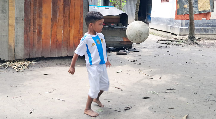 মেসির মতো খেলোয়াড় হতে চায় খুদে সোহান