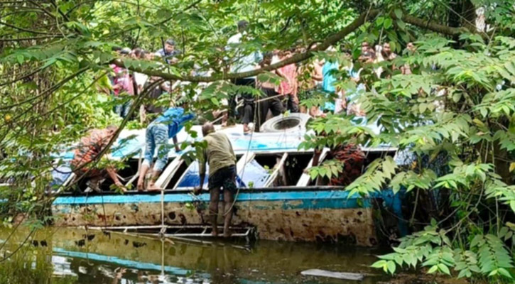 ঝিনাইগাতীতে বাস পুকুরে পড়ে নিহত ১, আহত২০ 