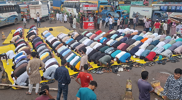 বরিশাল-ঢাকা মহাসড়ক অবরোধ করে আন্দোলন চলছে, রাস্তায়ই জুমা আদায়
