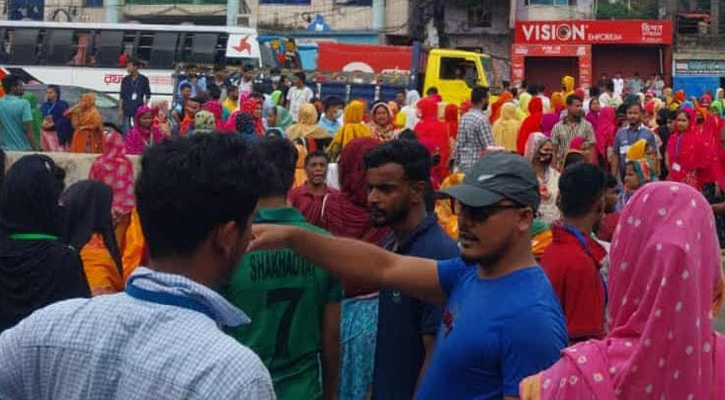গাজীপুরে বকেয়া বেতনের দাবিতে শ্রমিকদের বিক্ষোভ